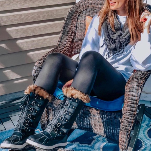 Shoes - 🖤Quilted Faux Fur Snow Boot
